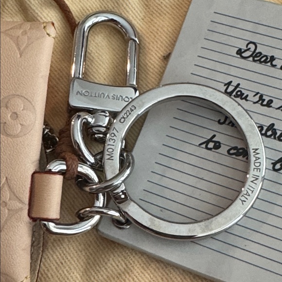 Louis Vuitton love note Card Holder with Keychain with a pen - Picture 3 of 9